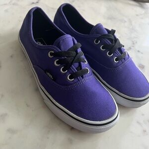 Vans women’s 6.6. Only used once. Looks brand new. Same day shipping !
